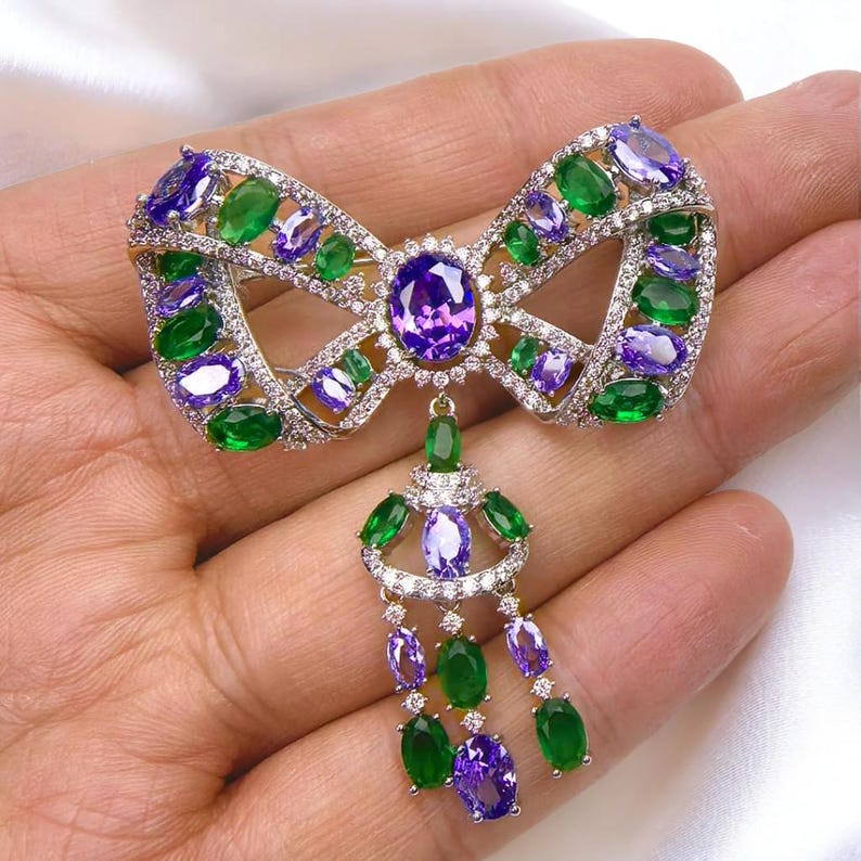 Palace retro tassel bow brooch, inlaid with green and purple crystals, pendant tassel design