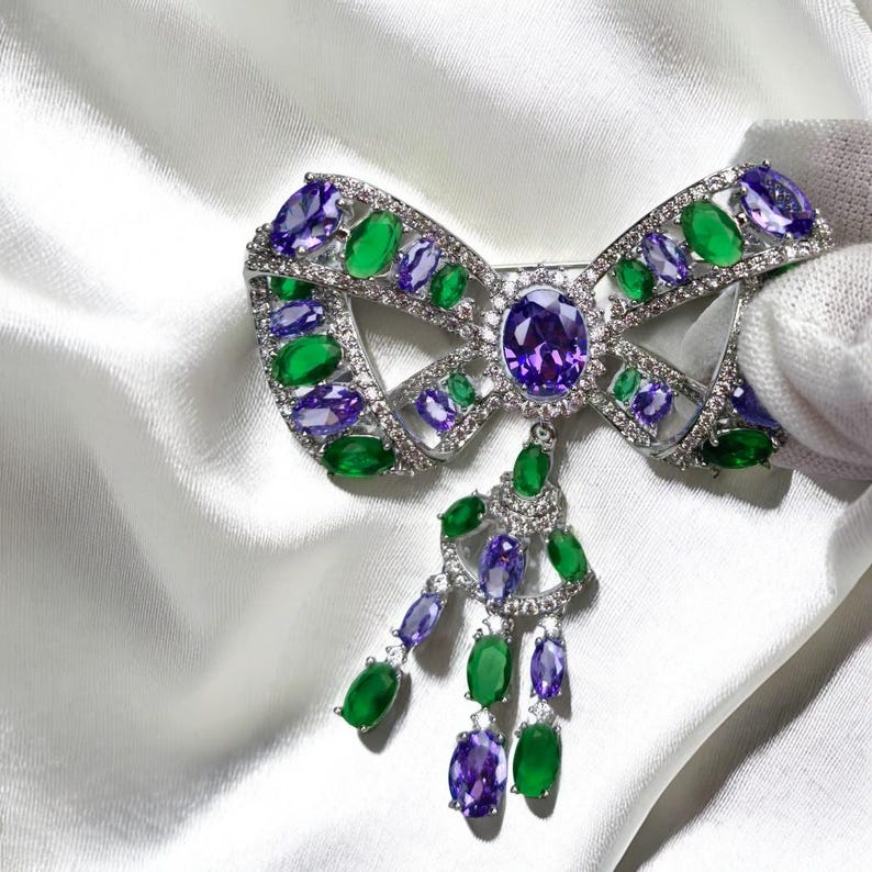 Palace retro tassel bow brooch, inlaid with green and purple crystals, pendant tassel design