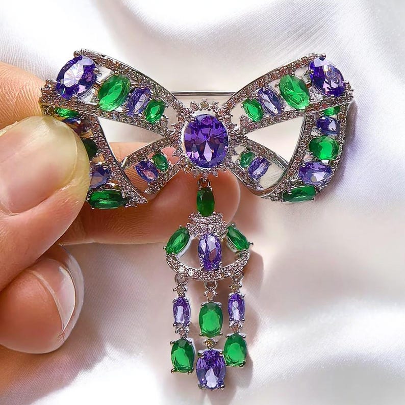 Palace retro tassel bow brooch, inlaid with green and purple crystals, pendant tassel design