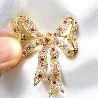Broche vintage élégante avec nœud, cuivre original incrusté de cristal rouge