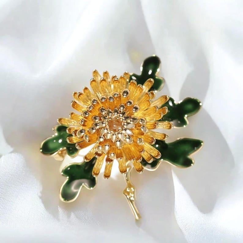 Literary retro chrysanthemum brooch for women Handmade enamel oil-drip flower brooch gift