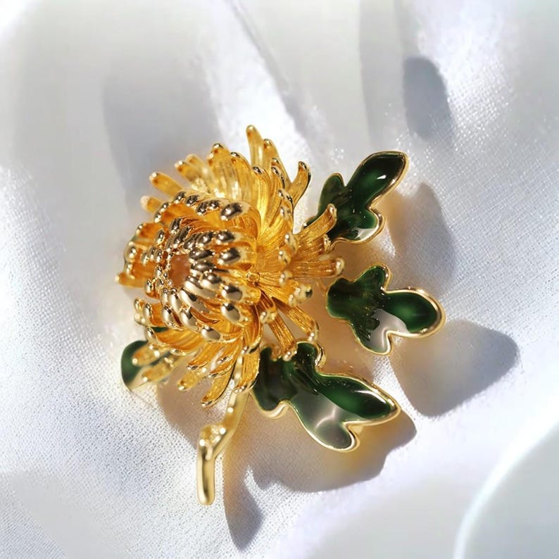 Literary retro chrysanthemum brooch for women Handmade enamel oil-drip flower brooch gift