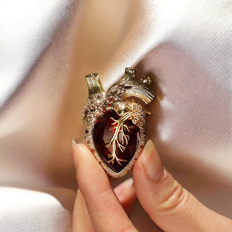 Original design heart-shaped brooch, copper inlaid with zircon brooches or pendant gift