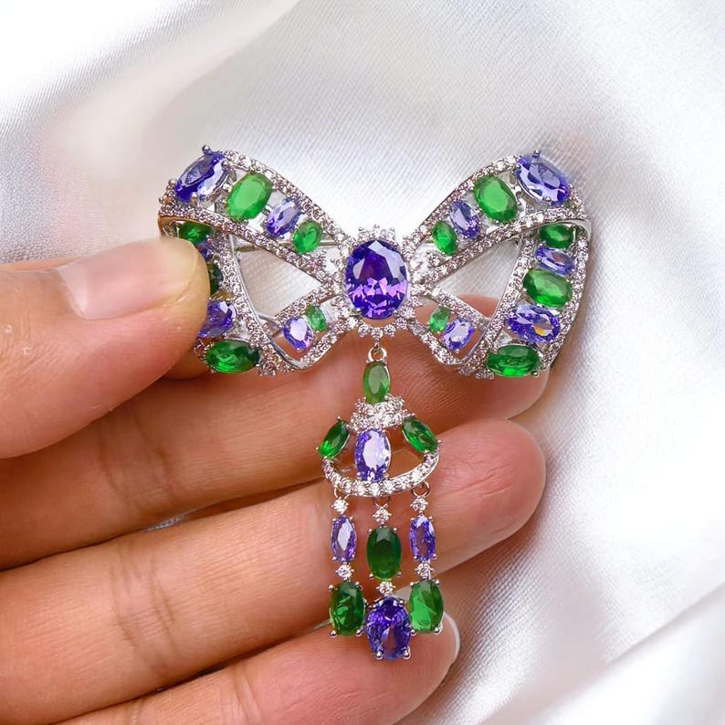 Palace retro tassel bow brooch, inlaid with green and purple crystals, pendant tassel design