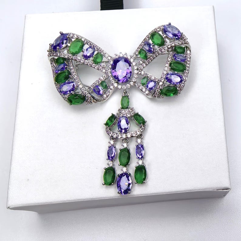 Palace retro tassel bow brooch, inlaid with green and purple crystals, pendant tassel design