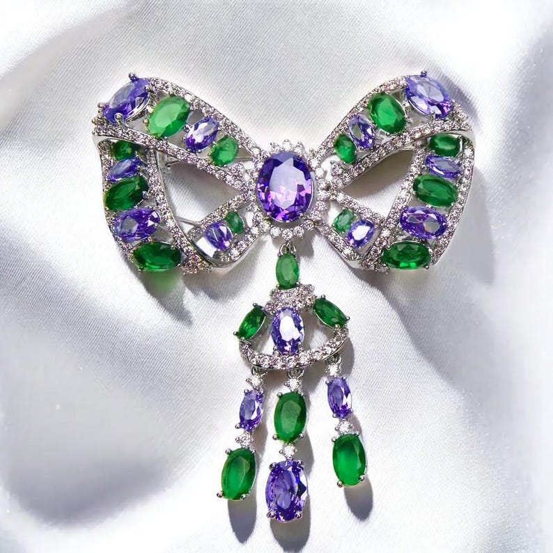 Palace retro tassel bow brooch, inlaid with green and purple crystals, pendant tassel design