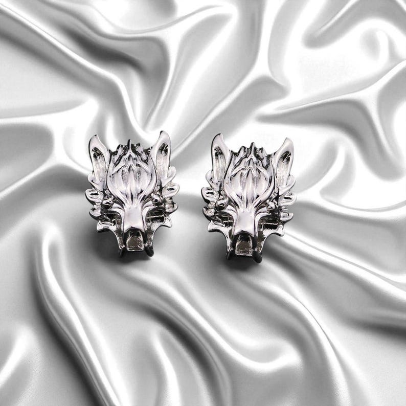 Wolf Head Chain Brooch: Gold or Silver Unisex Lapel Pin