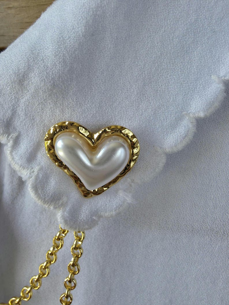 Heart Pearl Collar Pin with Double Gold Chain – Elegant Vintage-Inspired Brooch for Shirts & Dresses