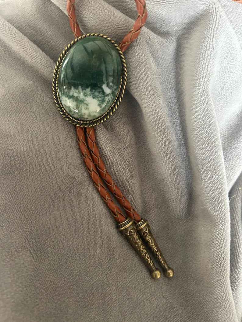 Green Stone Bolo Tie : Antique Gold Leather Cowboy Necktie, Southwestern Style