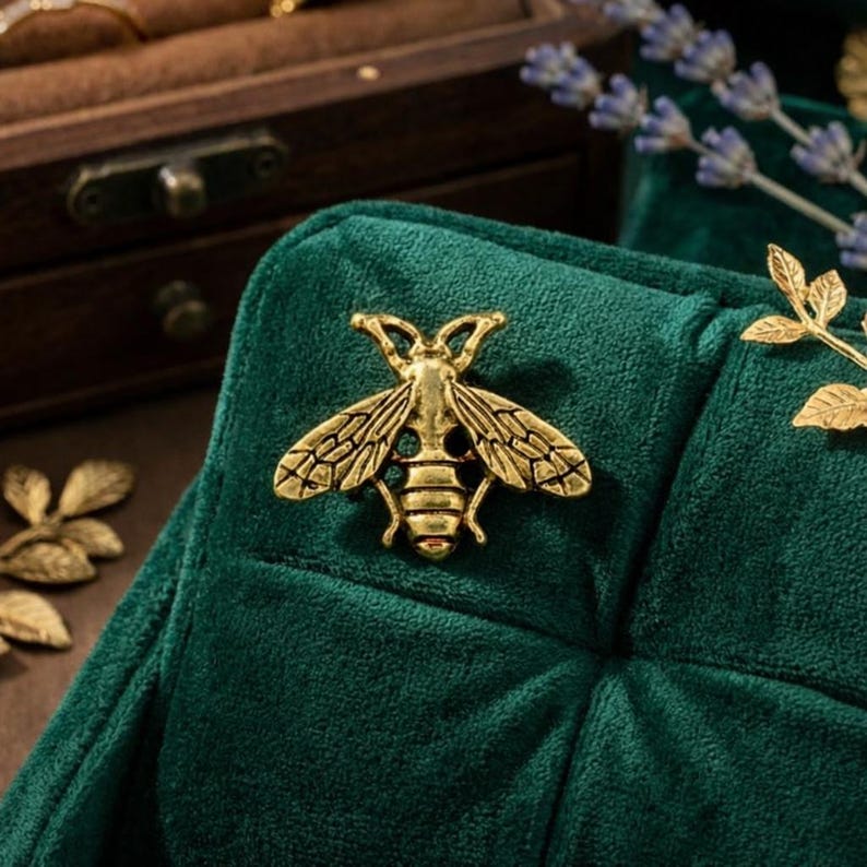 Bee Lapel Pin for Men – Gold Tone Zinc Alloy Insect Brooch for Suit Jacket