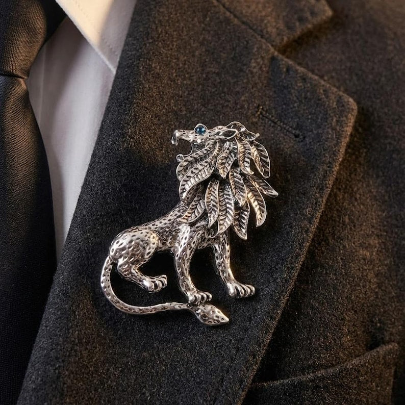 Broche Lion – Épingle en métal dimensionnel avec pierre d'accentuation pour revers de veste homme