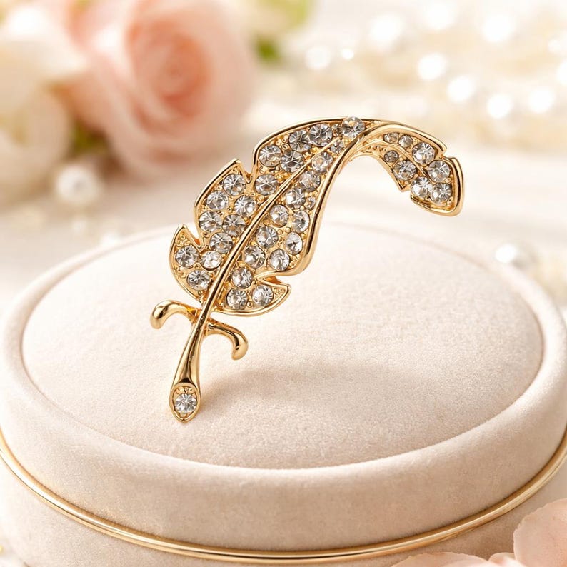 Feather Lapel Pin for Men – Gold Tone Zinc Alloy Business Brooch for Suit Jacket