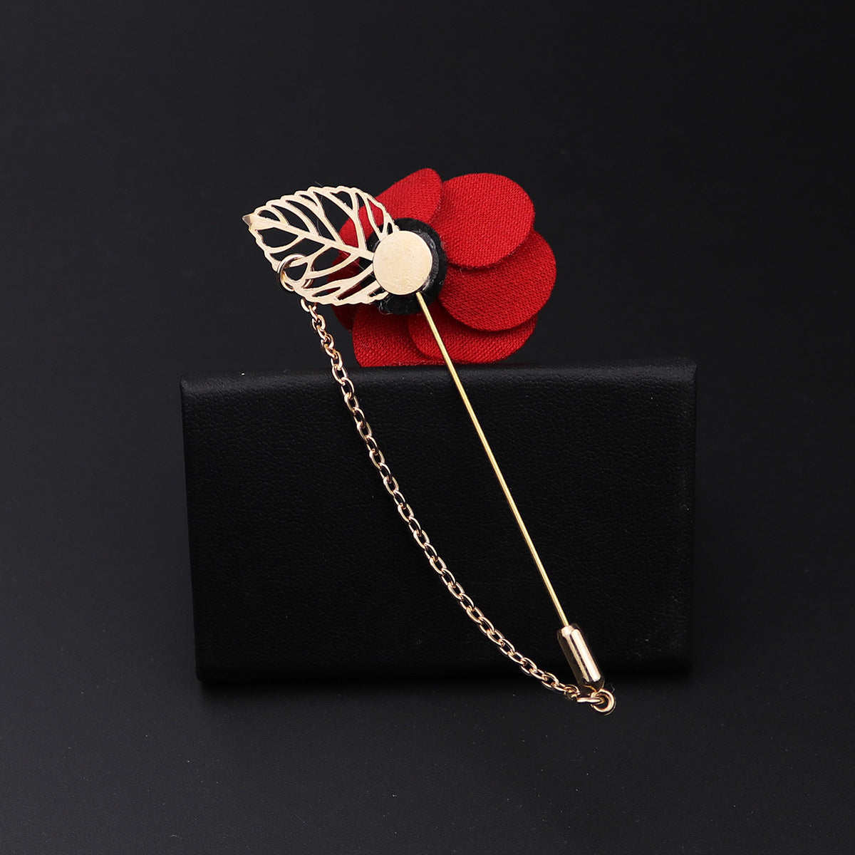 Lapel pins featuring blooming roses, for men, with gold chains