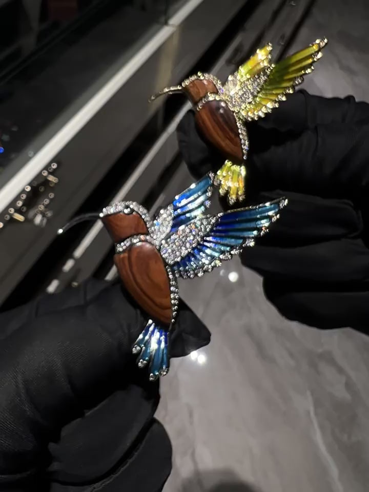 Vintage design enamel-painted natural wood hummingbird brooch pendant