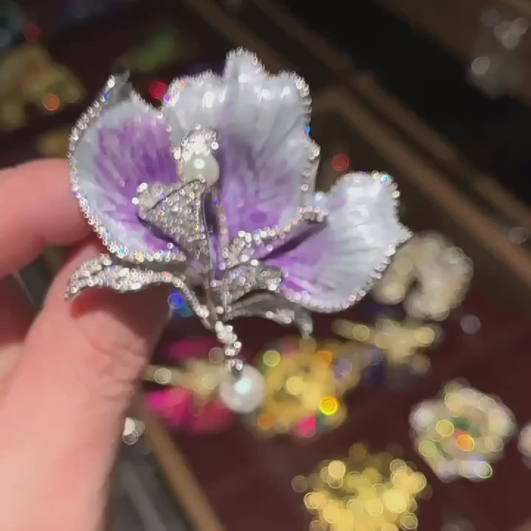 Load video: Natural pearl jasmine brooch High-end luxury exquisite wedding brooch