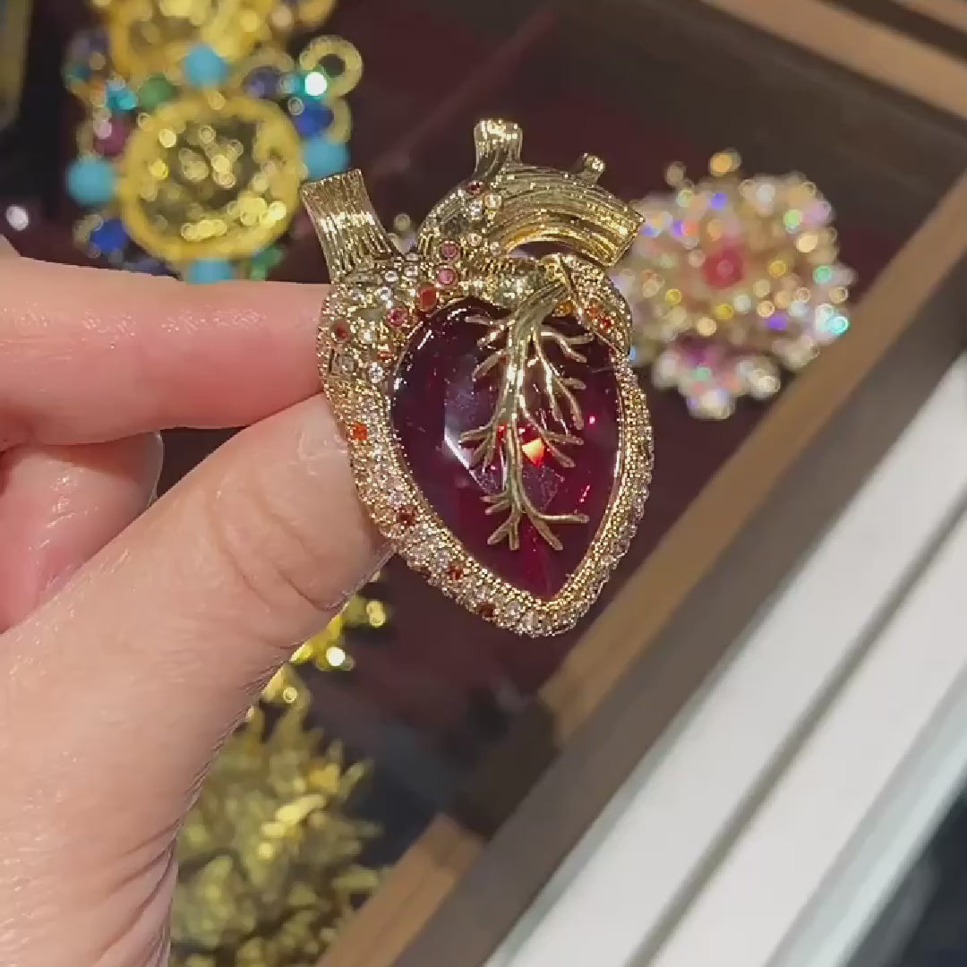 Load video: Original design heart-shaped brooch, copper inlaid with zircon brooches or pendant gift