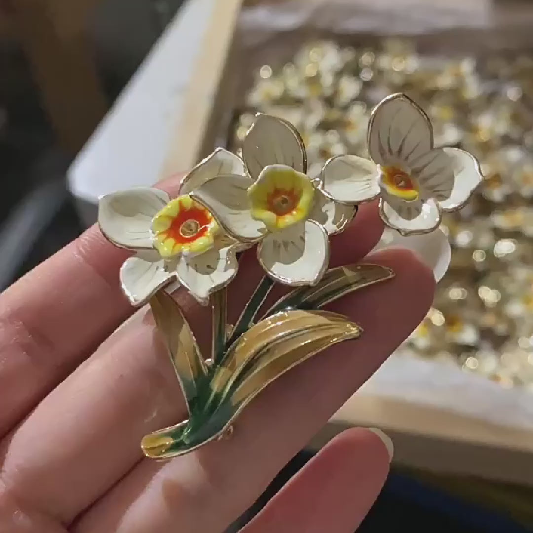Load video: Handmade enamel forest retro daffodil brooch, White flower bloom brooches with gift box